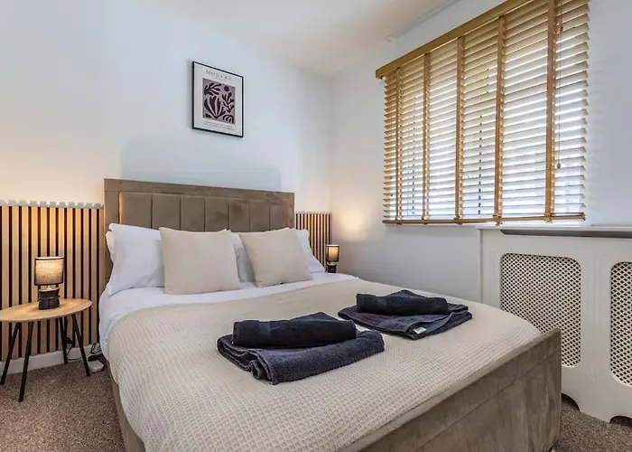 Central Spacious Winchester Duplex Sleeps 6