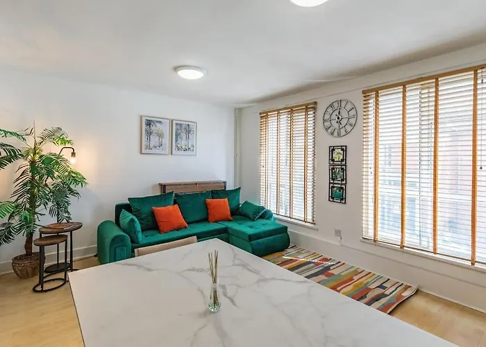 Central Spacious Winchester Duplex Sleeps 6