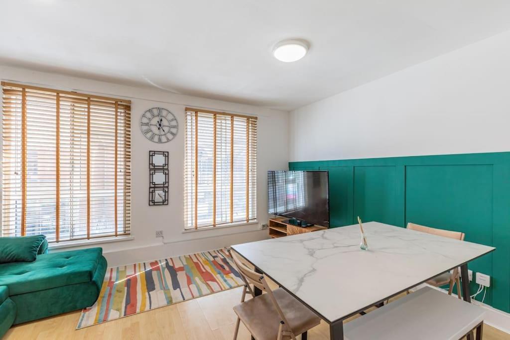 Spacious Duplex Sleeps 6 Winchester
