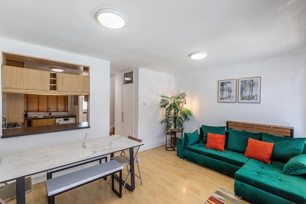 Spacious Duplex Sleeps 6 *